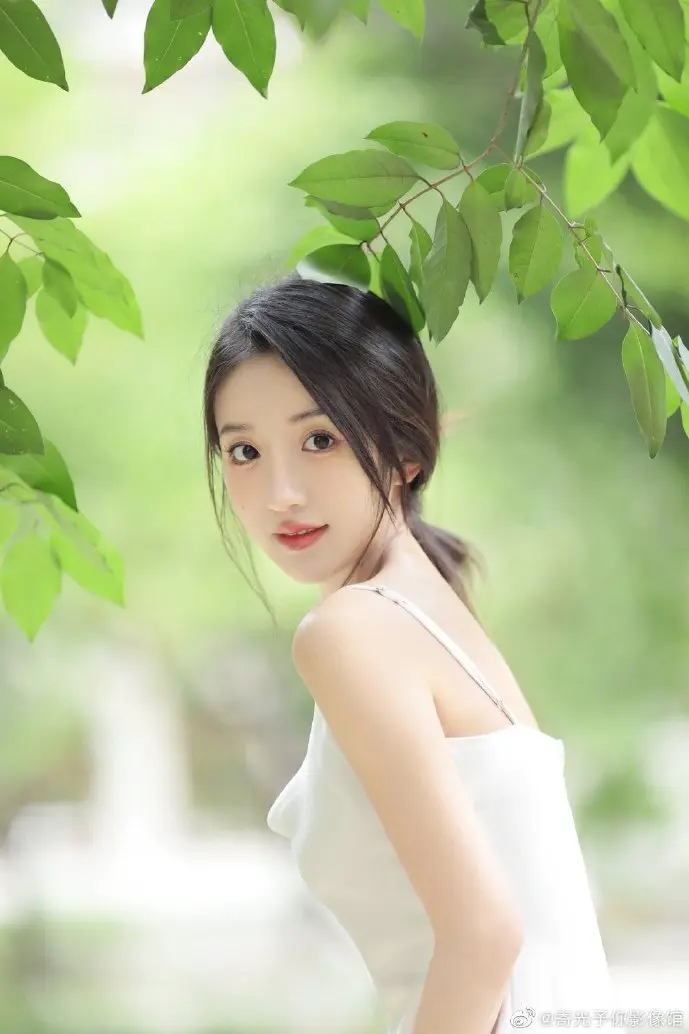 儿童使用平板电脑听儿歌